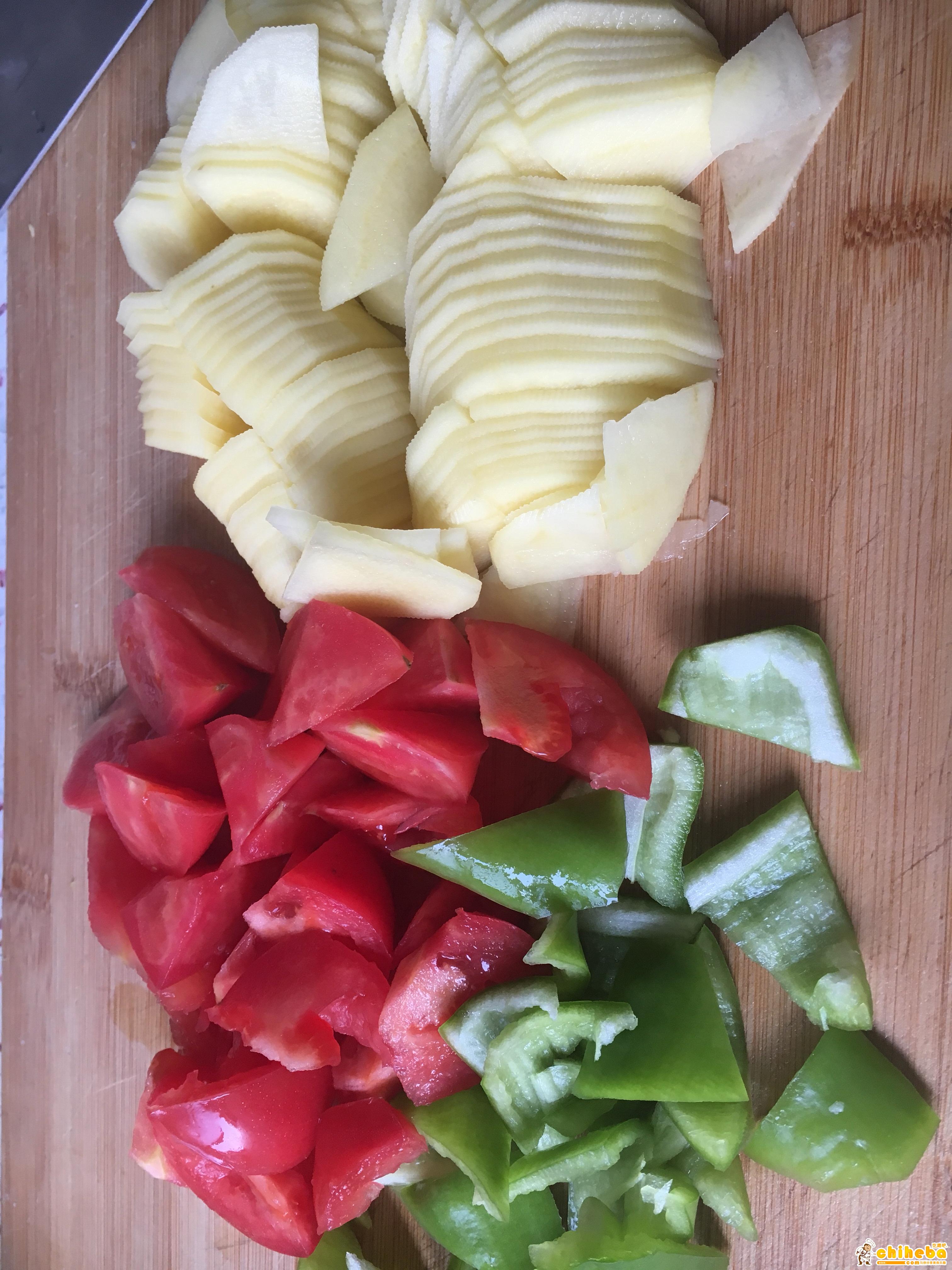 超级下饭菜红绿灯（番茄辣椒炒土豆）的做法 步骤2